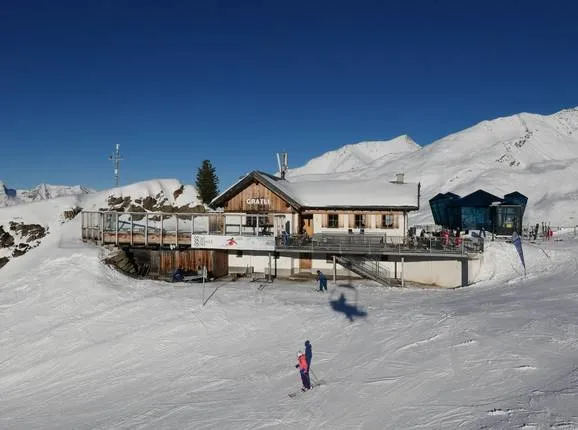 Eisbar (Ice bars in Alpine resorts)